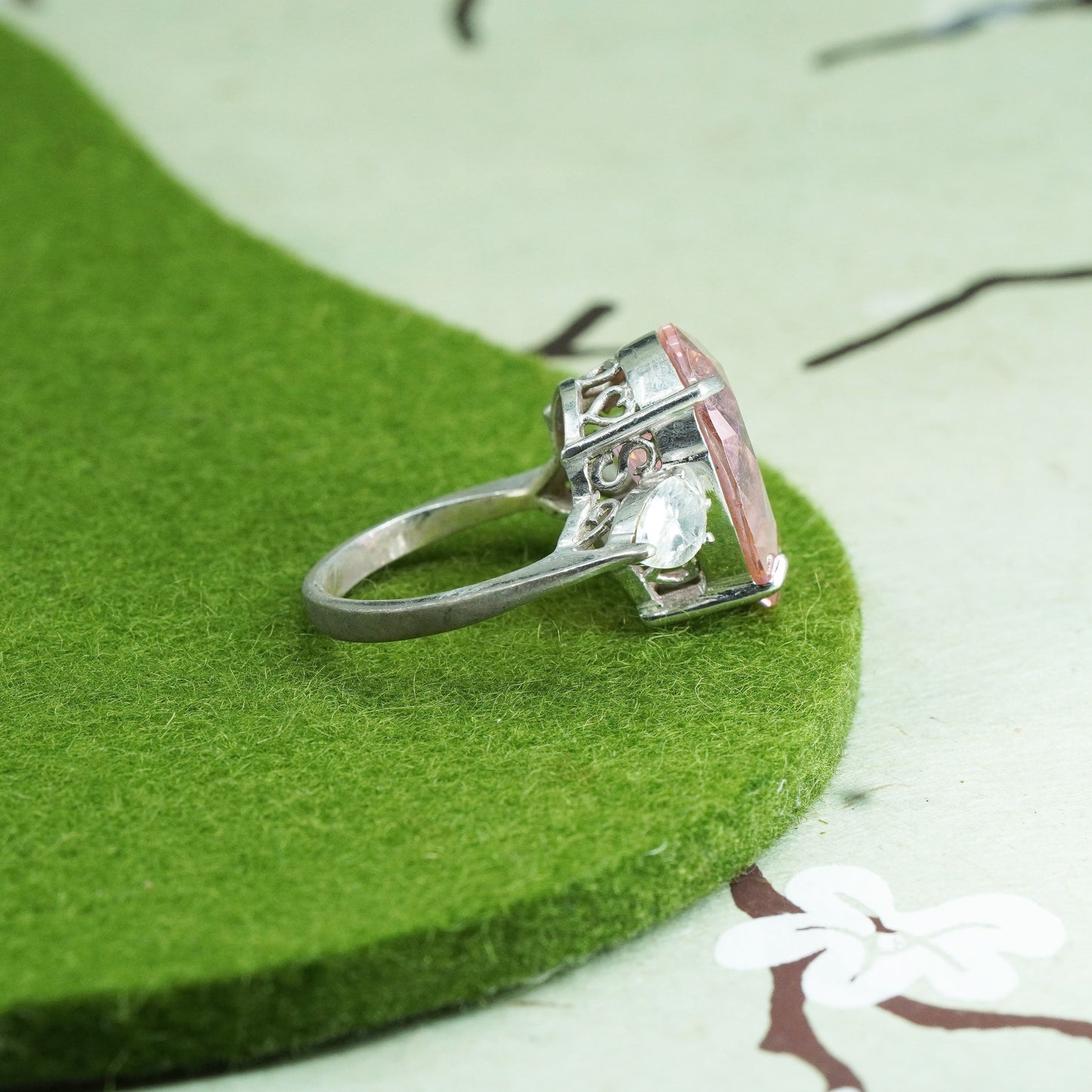 Size 6.75, vtg Sterling 925 silver fashionable ring with teardrop pink crystal