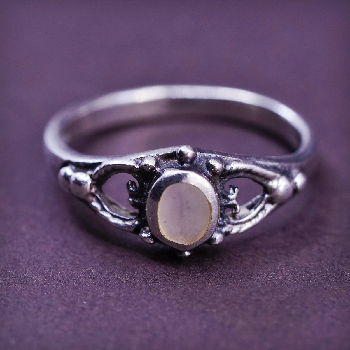Size 6, vintage Sterling 925 silver handmade ring with mother of pearl and bead