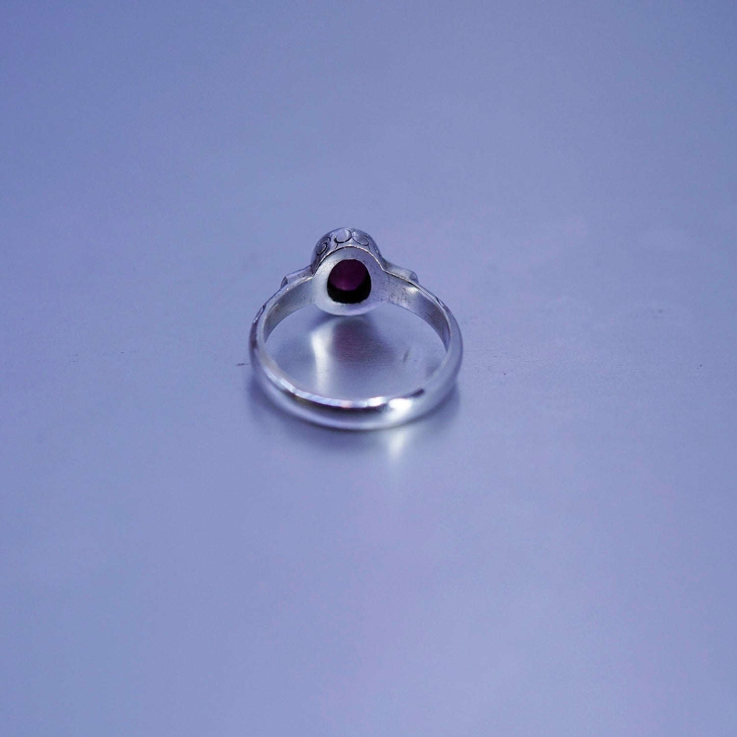 Size 7.75, vintage Sterling 925 silver handmade band ring with garnet