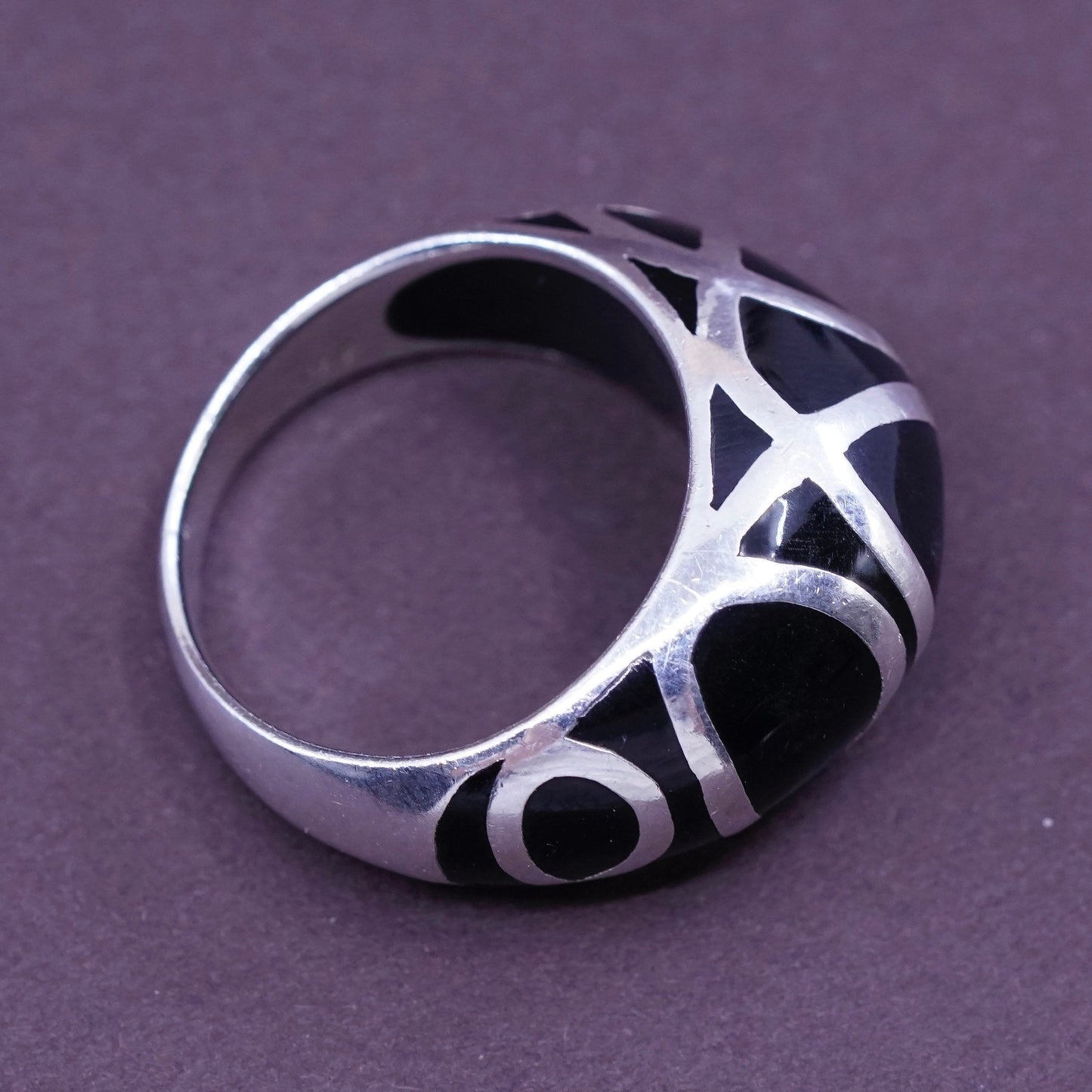 Size 8.25, vtg sterling 925 silver handmade cocktail band ring w/ black enamel