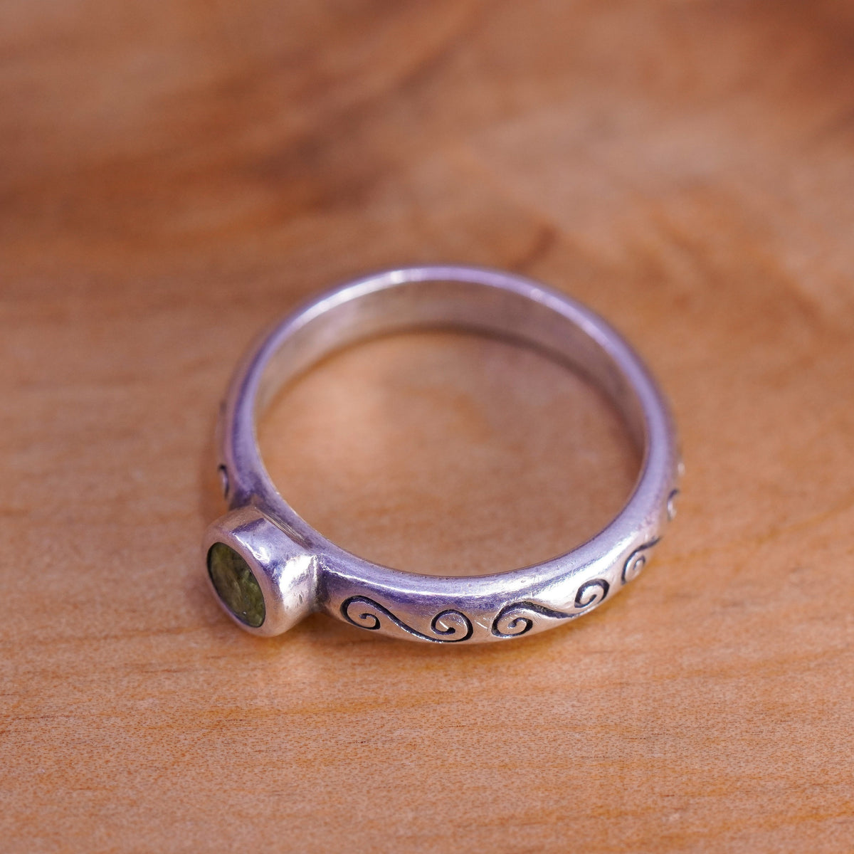 size 6, vintage Sterling 925 silver handmade ring, stackable band with peridot