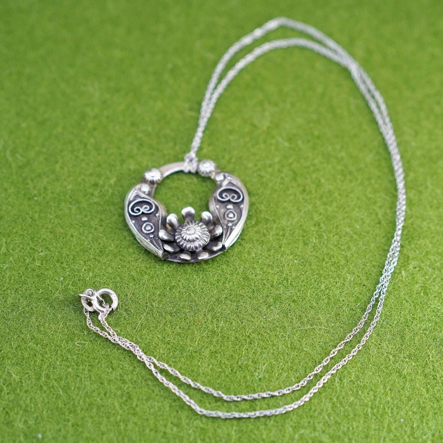 18”, Vintage 925 sterling silver circle chain with filigree circle pendant
