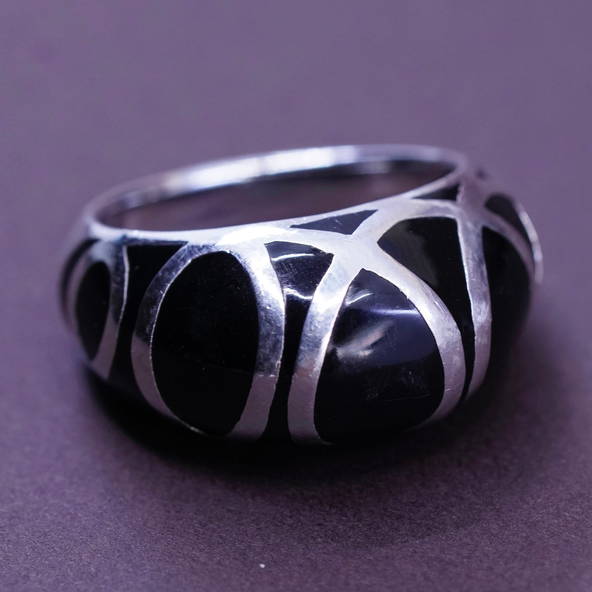 Size 8.25, vtg sterling 925 silver handmade cocktail band ring w/ black enamel