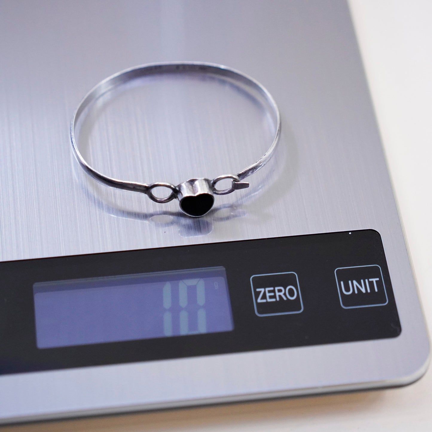 6.75”, Vintage sterling 925 silver hinged bangle bracelet with heart onyx