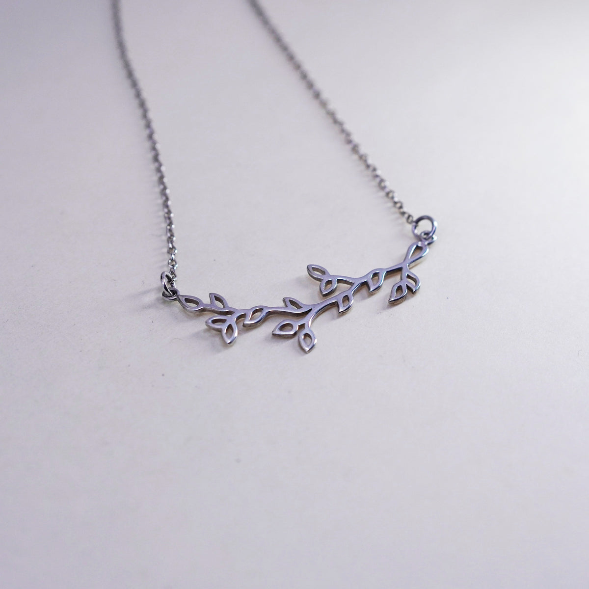 16”, Vintage sterling silver circle chain with leafy vine pendant