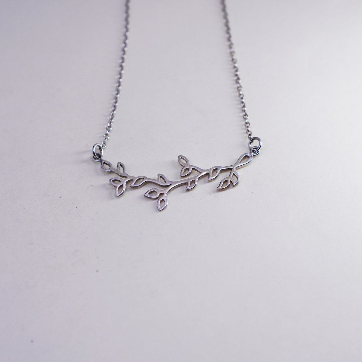 16”, Vintage sterling silver circle chain with leafy vine pendant