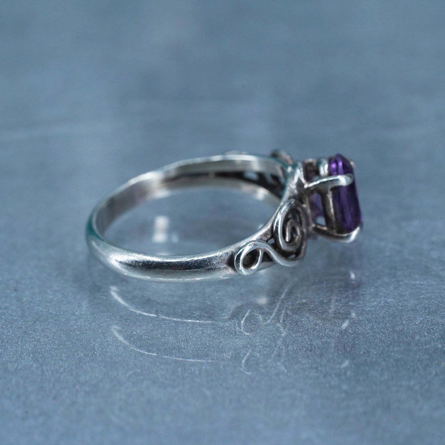 Size 6, vintage Sterling 925 silver handmade ring with amethyst sprial detail