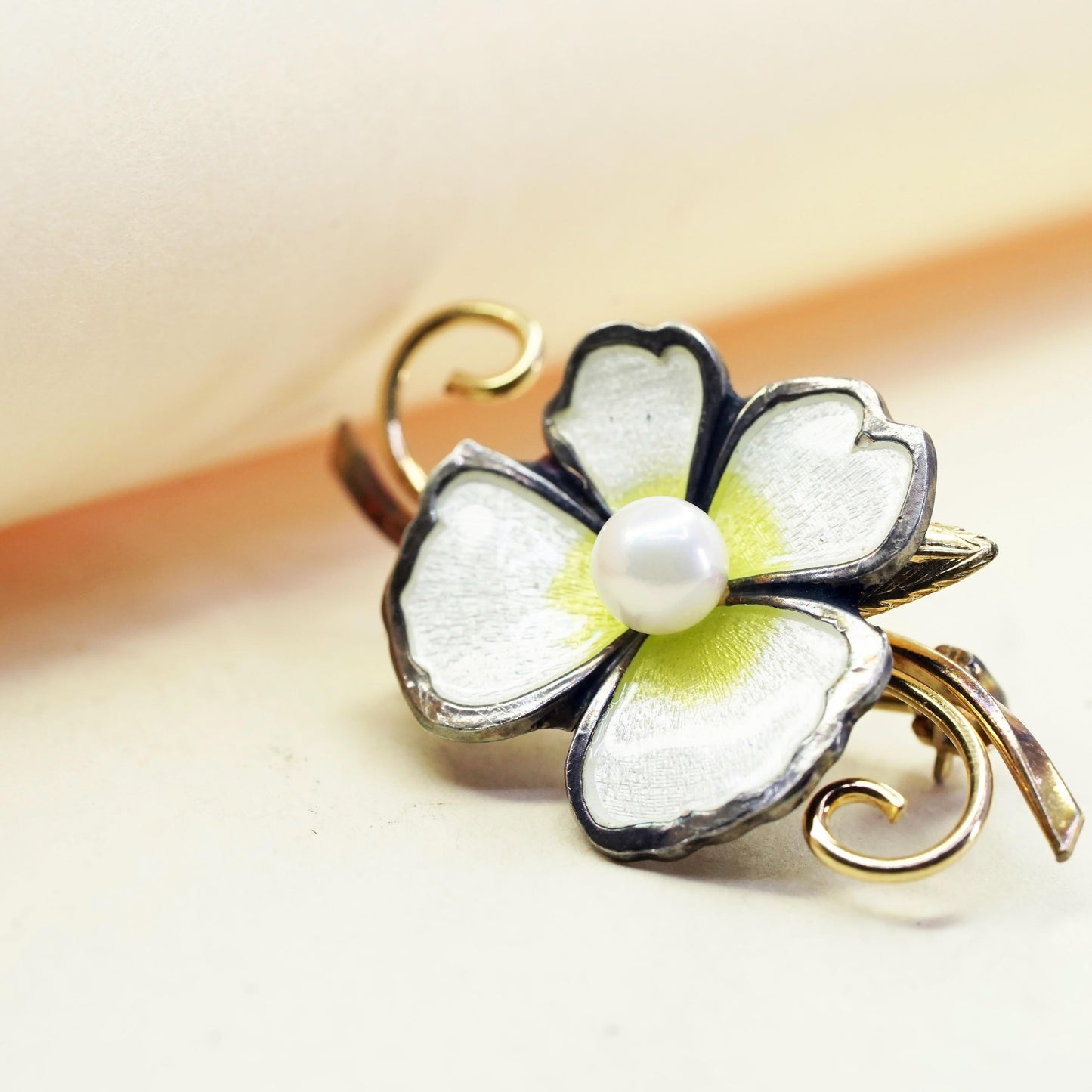 Vintage Creed Sterling 925 silver white enamel flower brooch Pin pink pearl