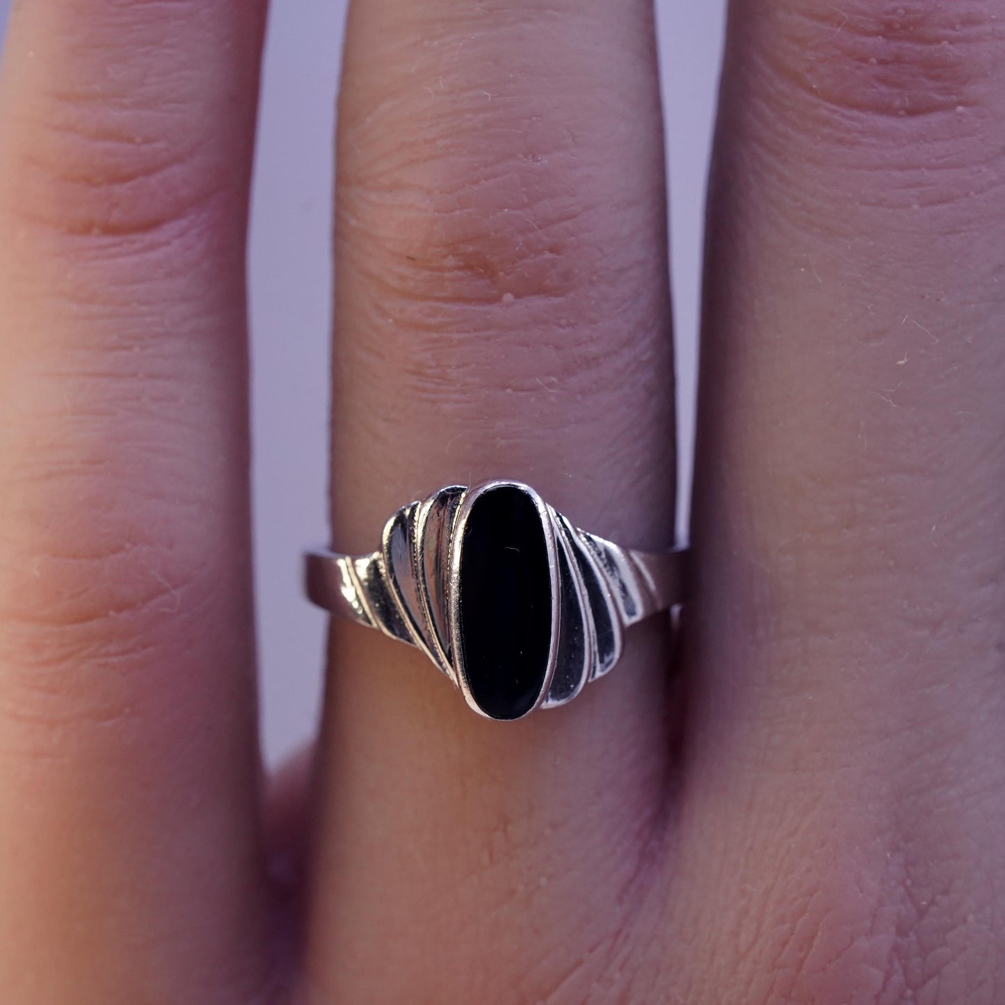Size 7.25, vintage Mexican Sterling 925 silver handmade band ring w/ black onyx