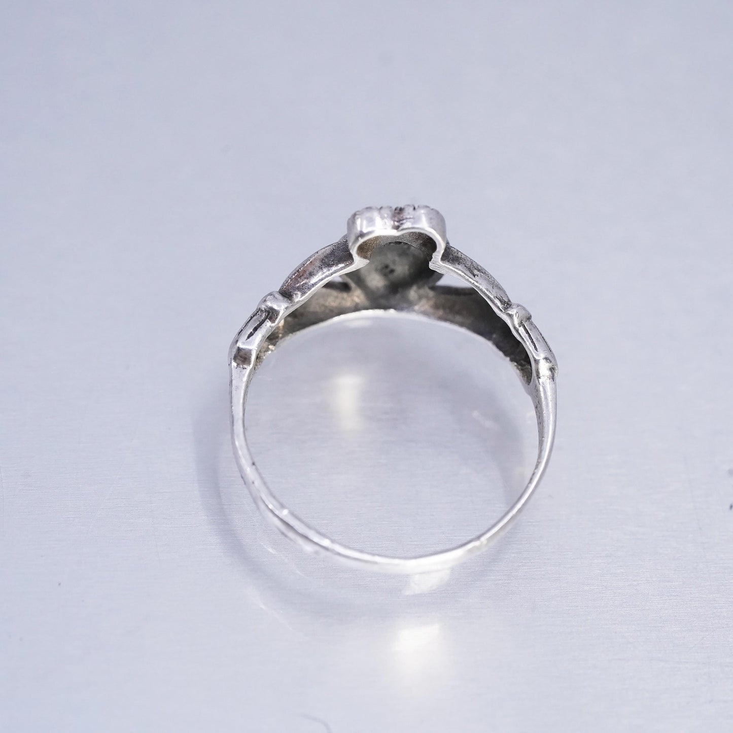 Size 5.5, Irish Claddagh friendship Sterling 925 silver ring holding heart band