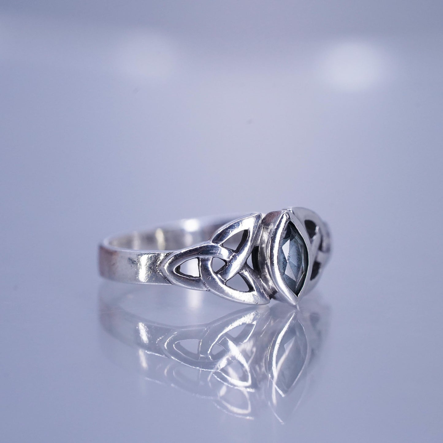 Size 5, Sterling 925 silver handmade ring, Irish Celtic knot band peridot