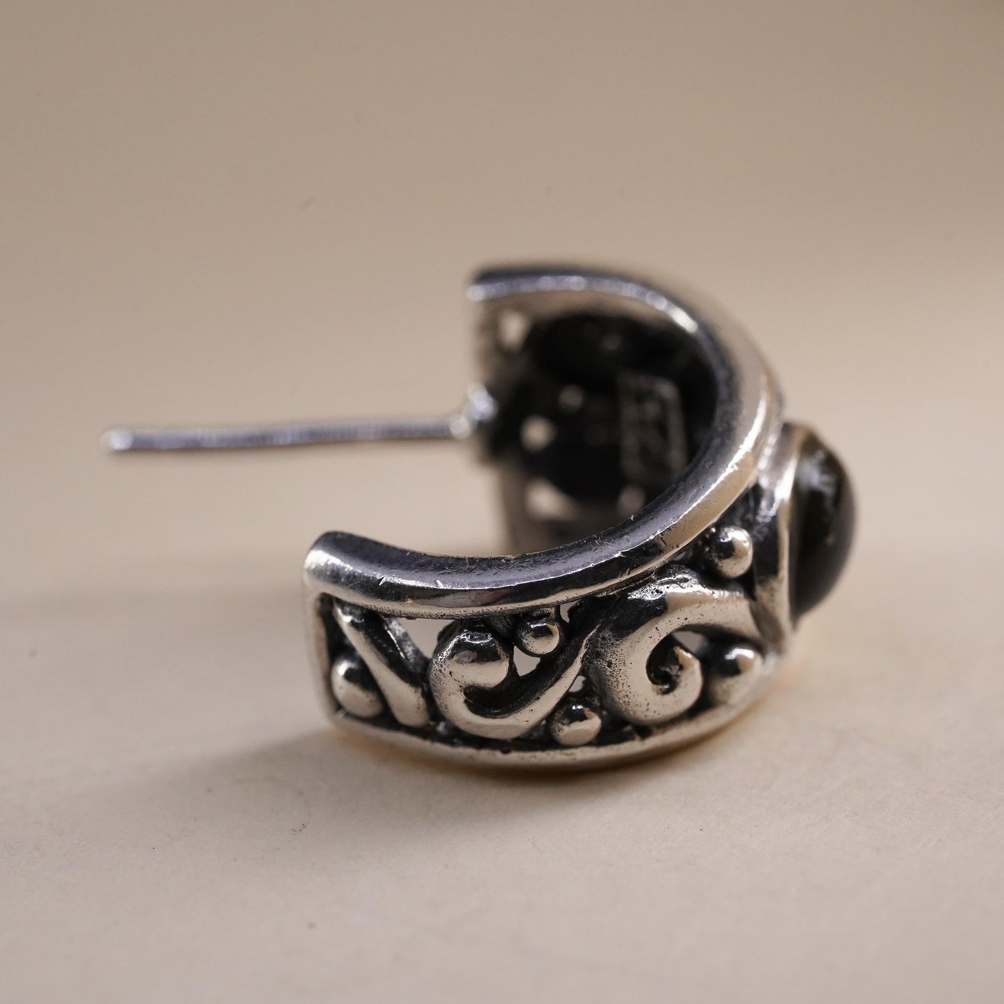 Vintage Mexican single 1 earring. filigree Sterling 925 silver huggie stud onyx