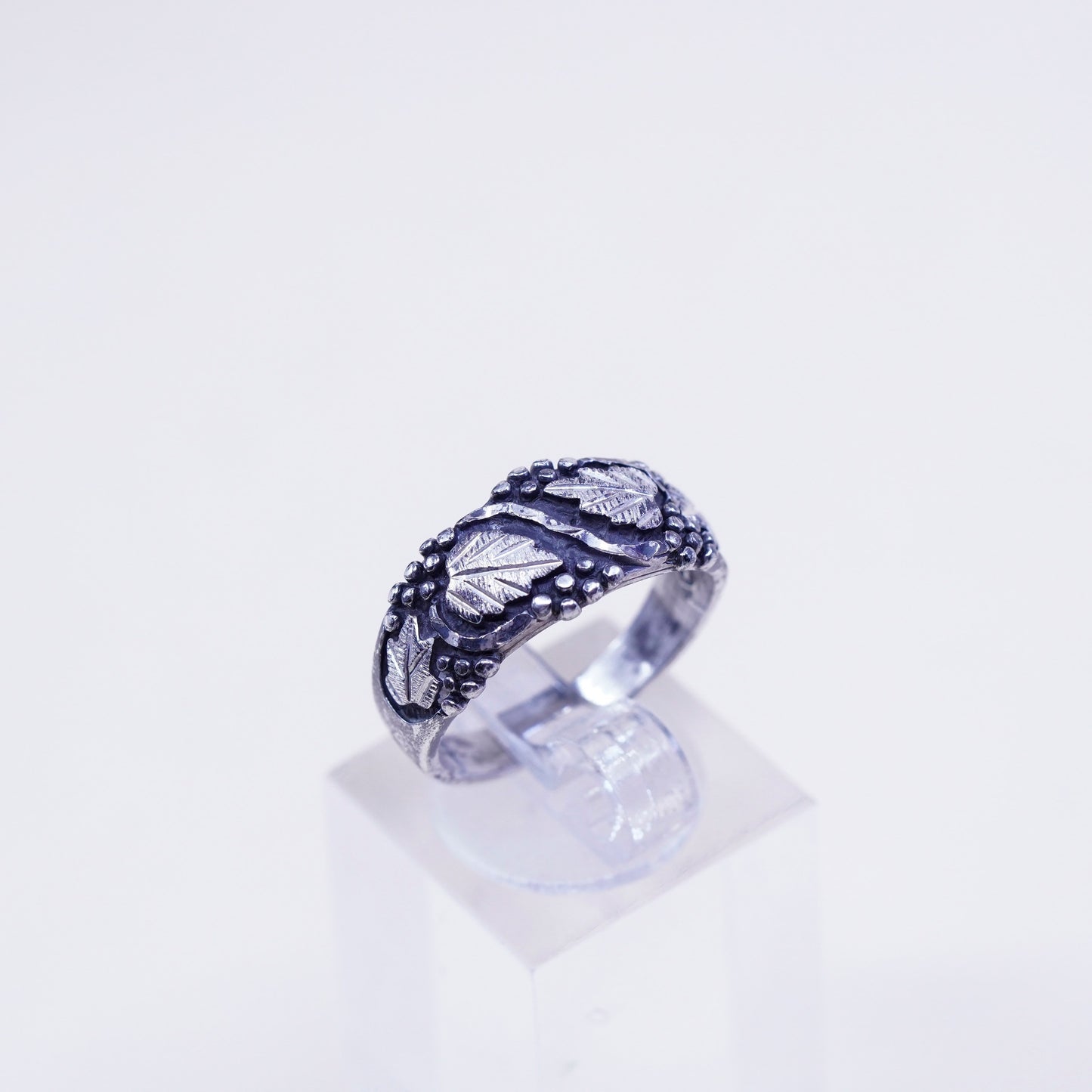 Size 7.25, Wheeler jewelry Sterling silver ring, 925 band w/ grape vine leaves