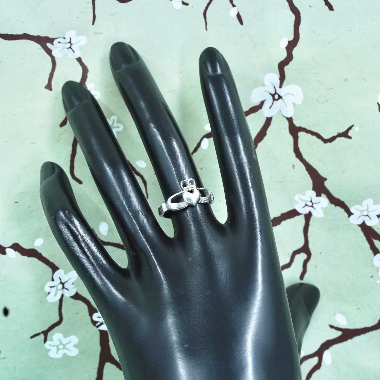 Size 6, Vintage Irish sterling silver claddagh ring, holding heart 925 band
