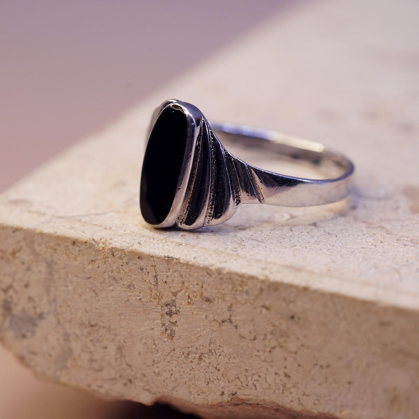 Size 7.25, vintage Mexican Sterling 925 silver handmade band ring w/ black onyx