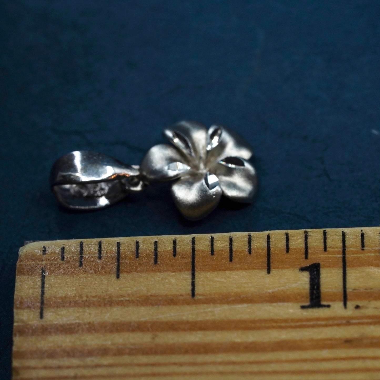 0.8g, vintage soild 14K white Gold plumeria flower pendant