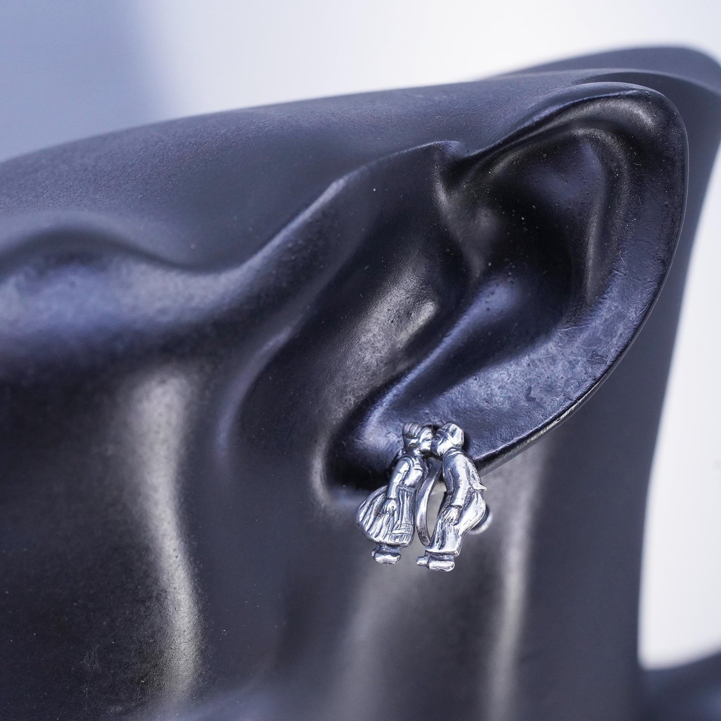 Vintage Sterling 925 silver handmade earrings, screw back kissing couple