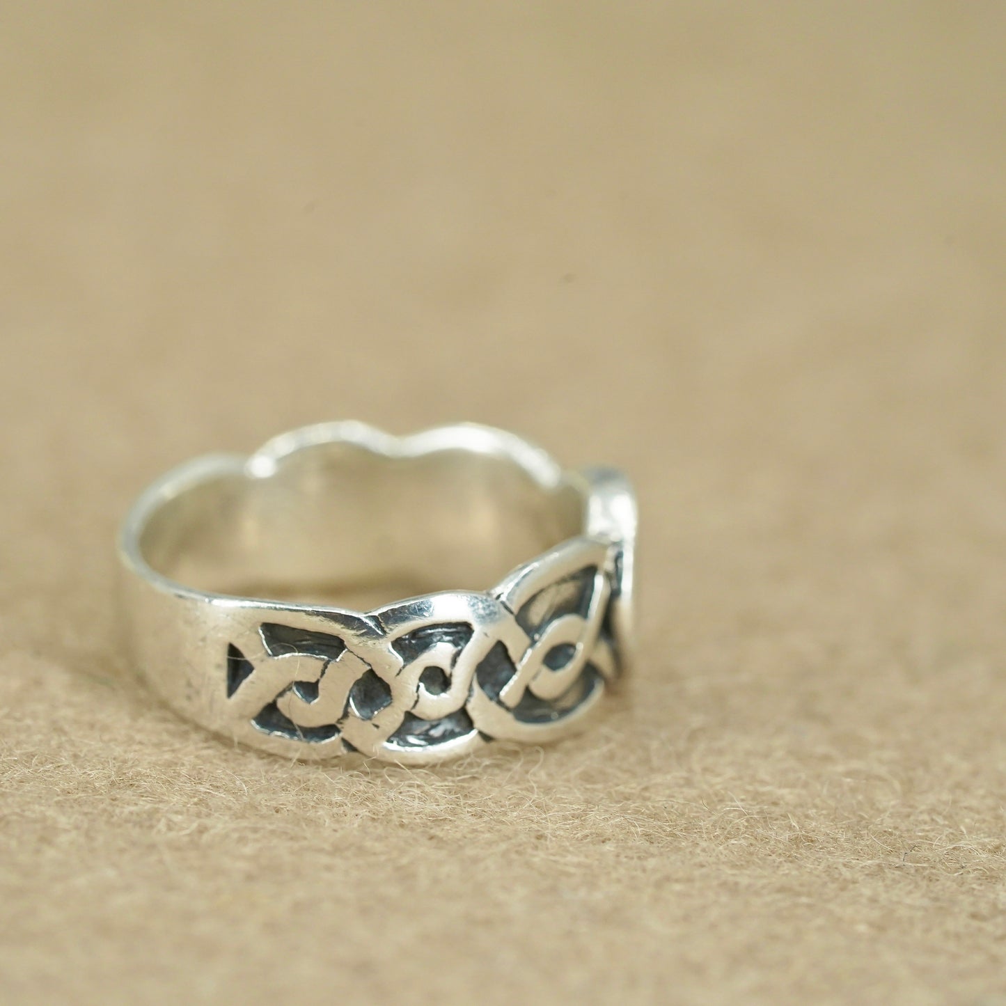 Size 6.75, vintage southwestern Sterling 925 silver ring, modern textured band