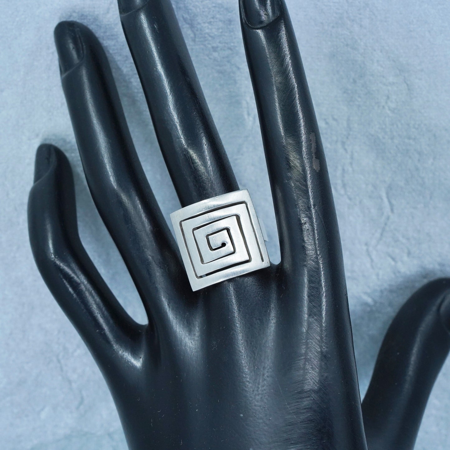 Size 6.5, vintage Mexican Sterling 925 silver ring, modern sprial square band