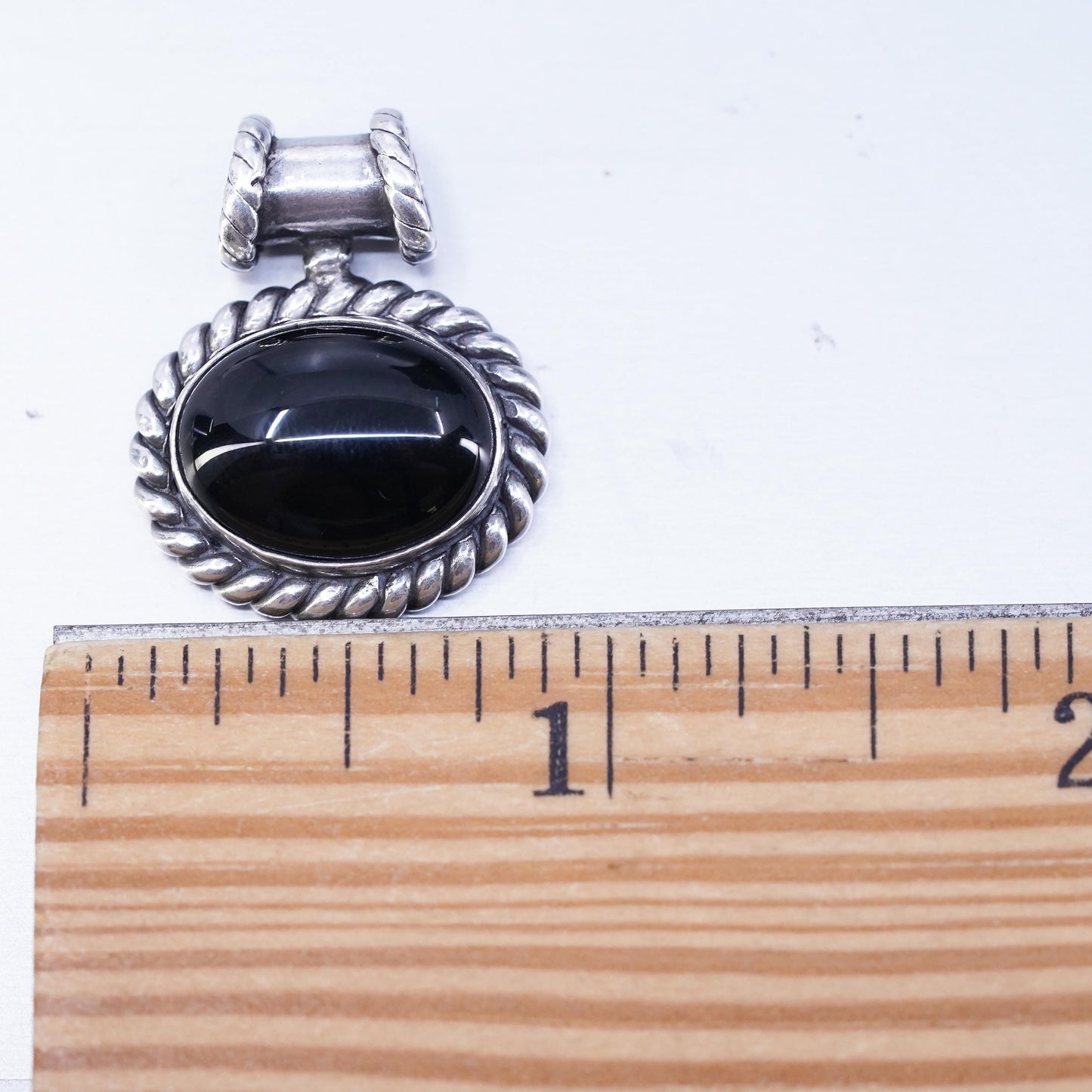 Vintage sterling 925 silver handmade oval pendant with onyx and cable around