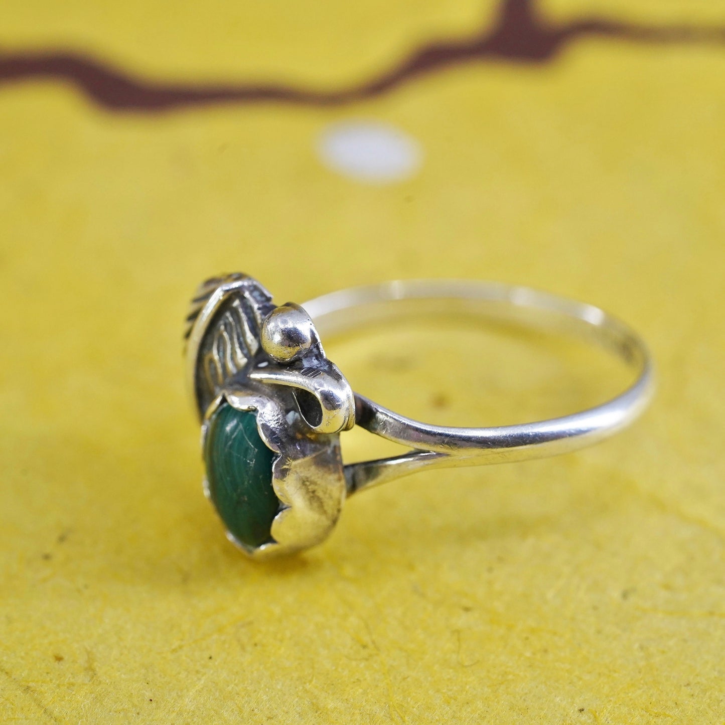 Size 4.5, VTG southwestern Sterling 925 silver handmade ring malachite feather