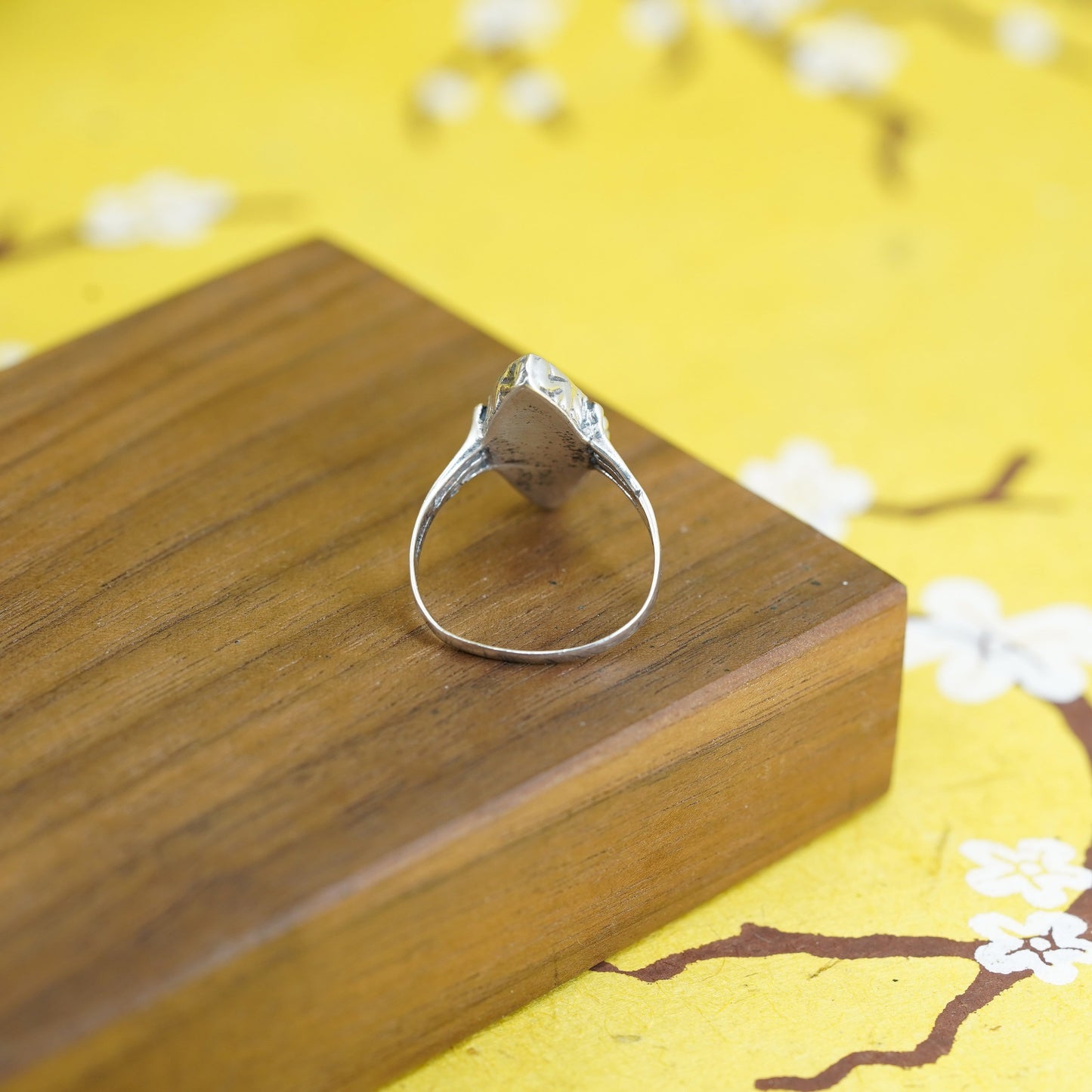 Size 7.5, vintage Sterling 925 silver handmade ring with mother of pearl