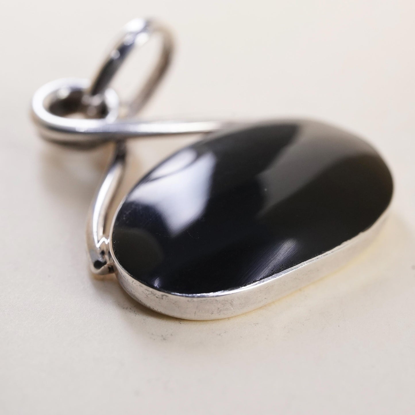 Vintage Mexican Sterling 925 silver handmade pendant with bean onyx inlay