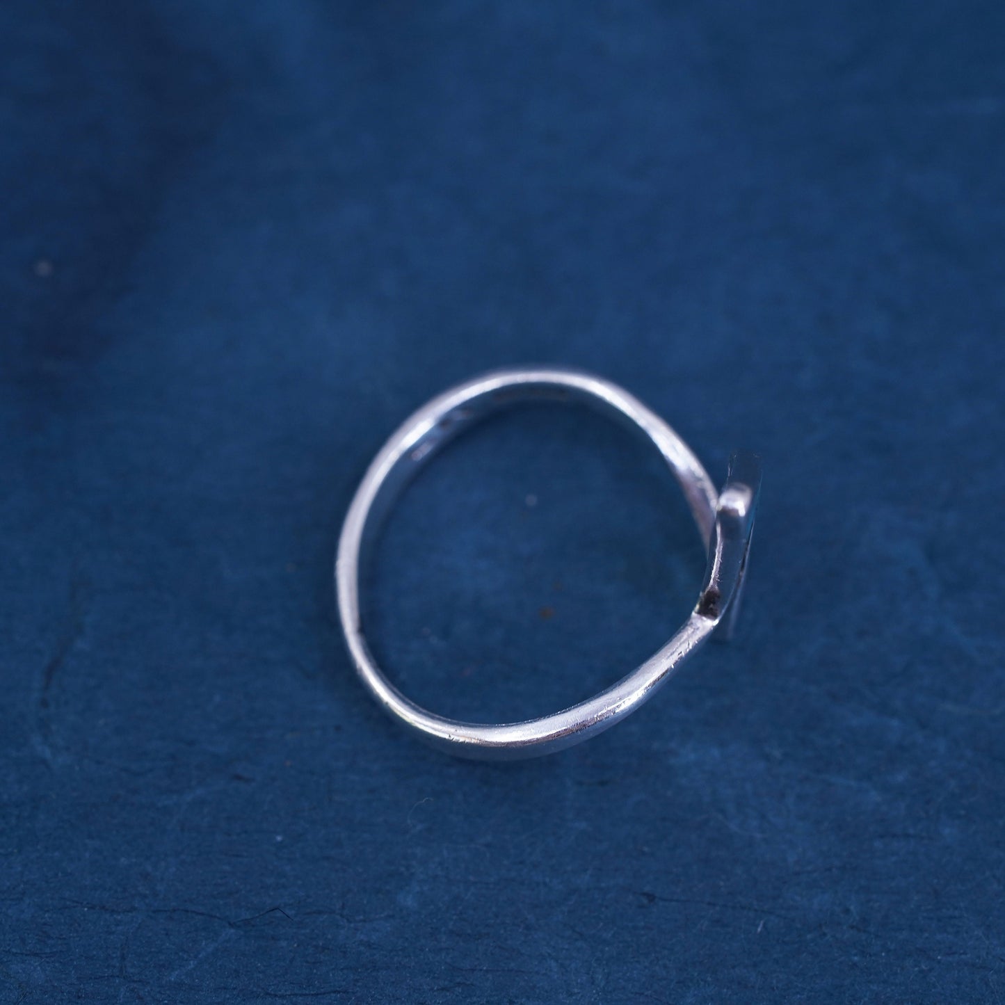 Size 7, Native American sterling silver handmade ring, 925 wavy band turquoise