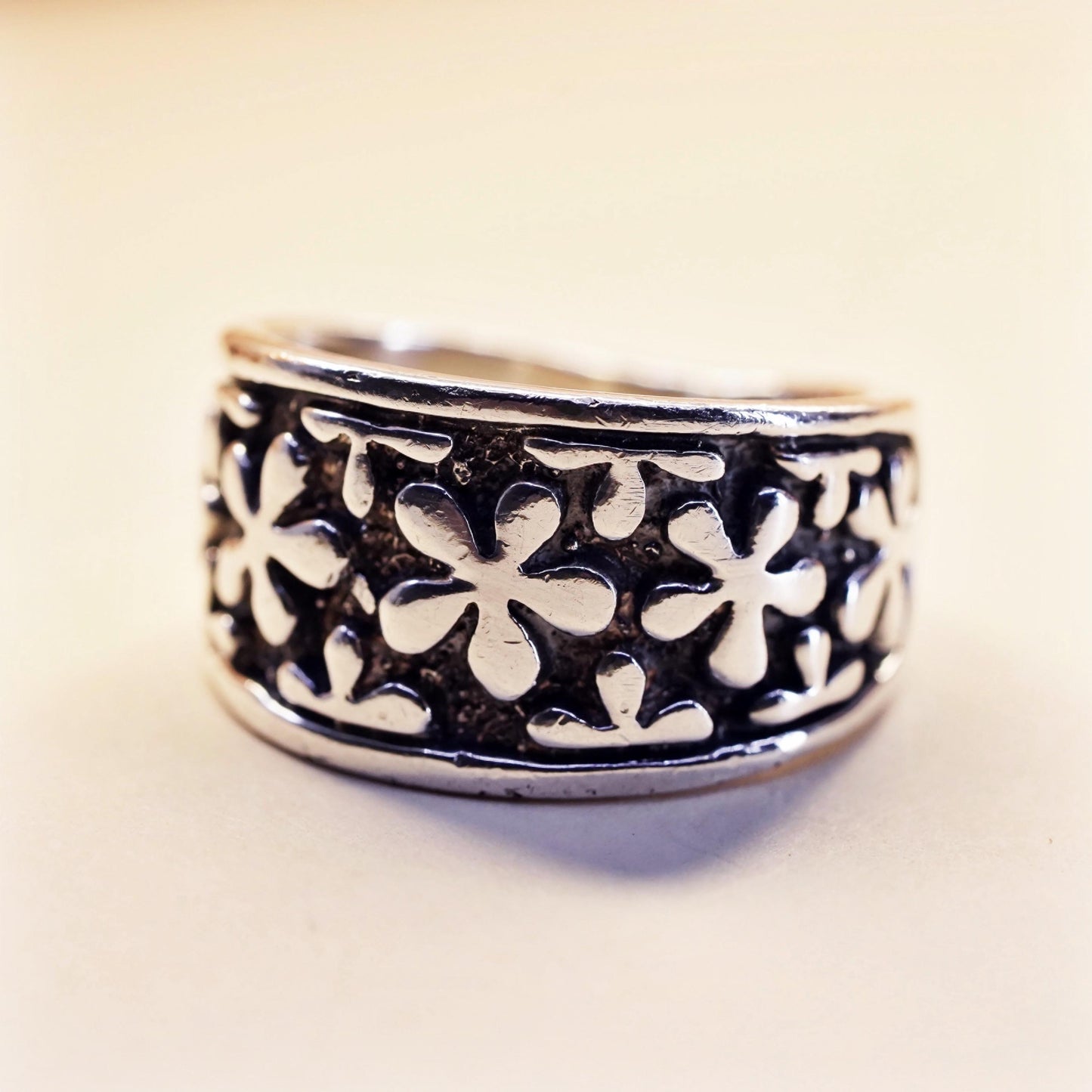 Size 9.25, vintage Sterling 925 silver handmade relief daisy flower ring band