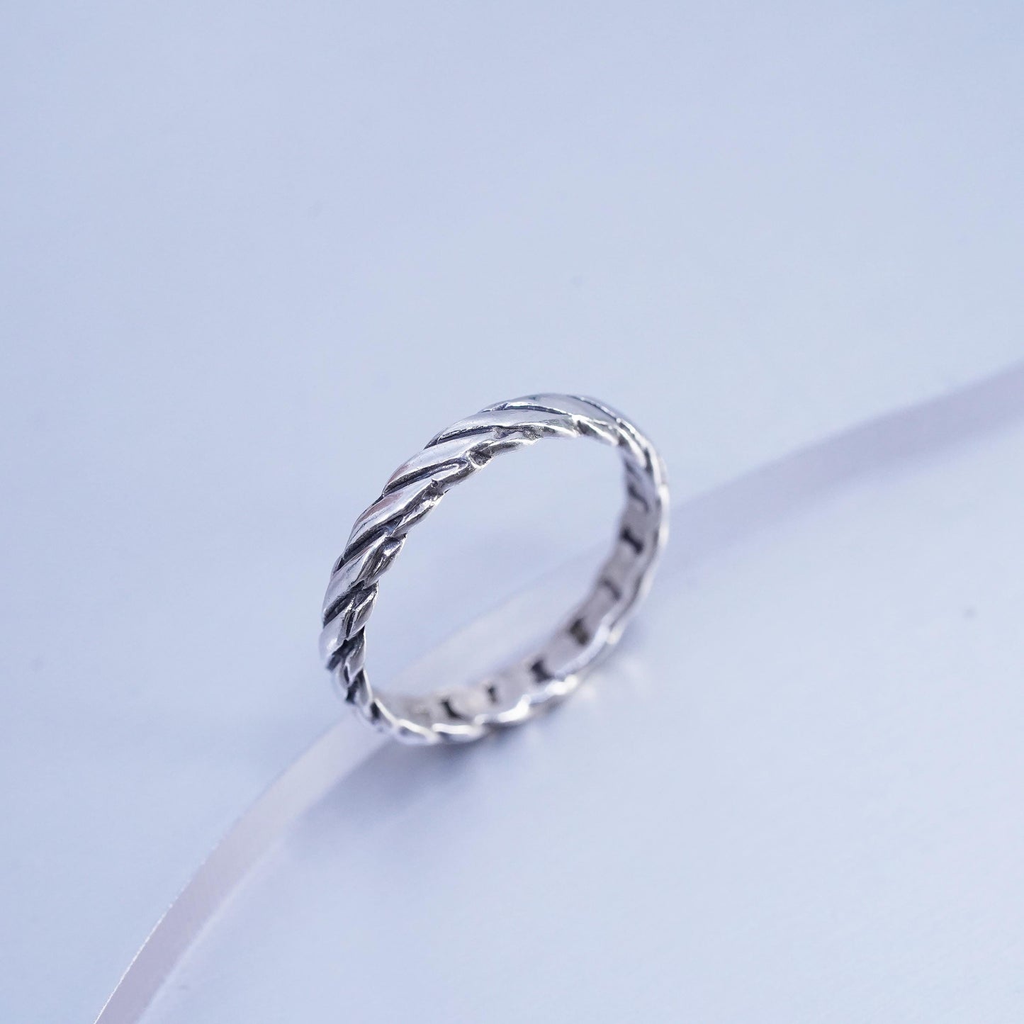 Size 6.75, vintage southwestern Sterling 925 silver statement ring, band cable