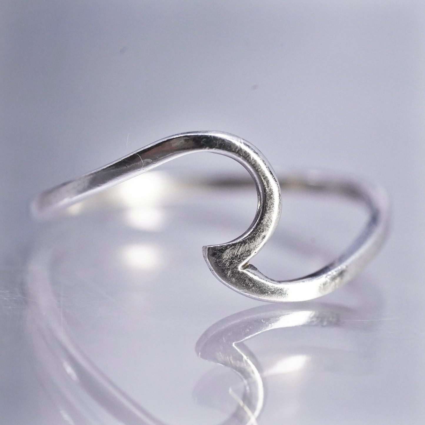 Size 7.75, vintage southwestern Sterling 925 silver thin ring, wavy wave band