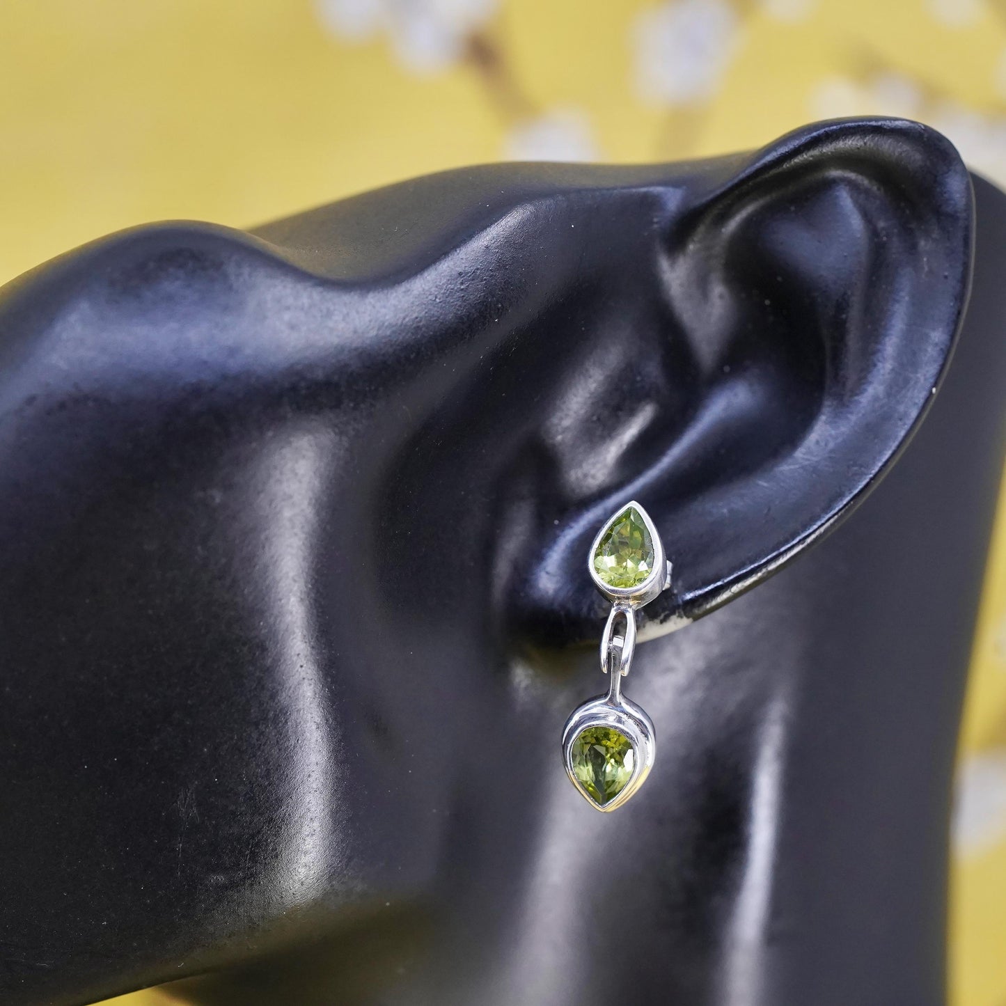Vintage southwestern Sterling 925 silver teardrop peridot studs earrings