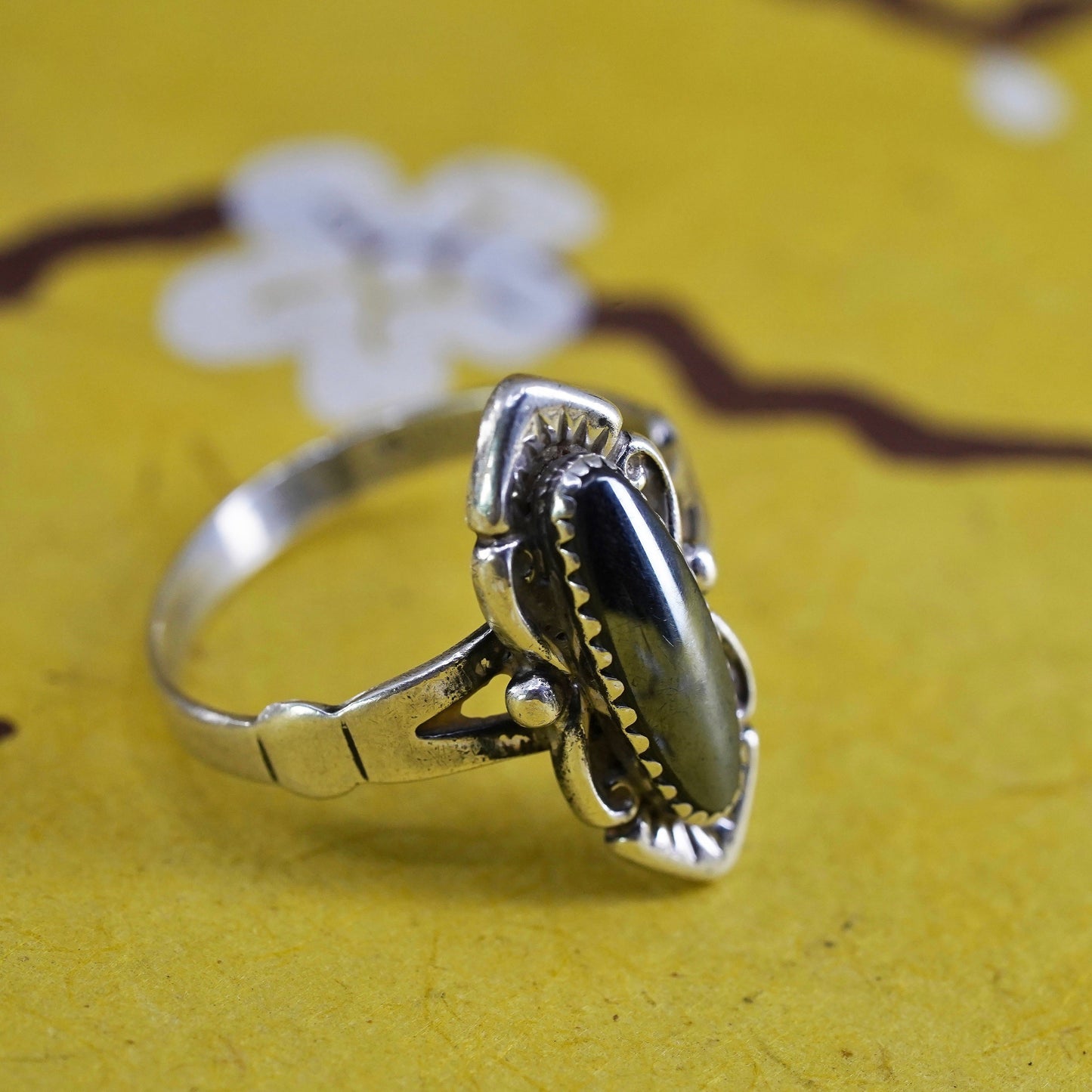 Size 8.5, vintage Southwestern WM company Sterling 925 silver ring w/ hematite