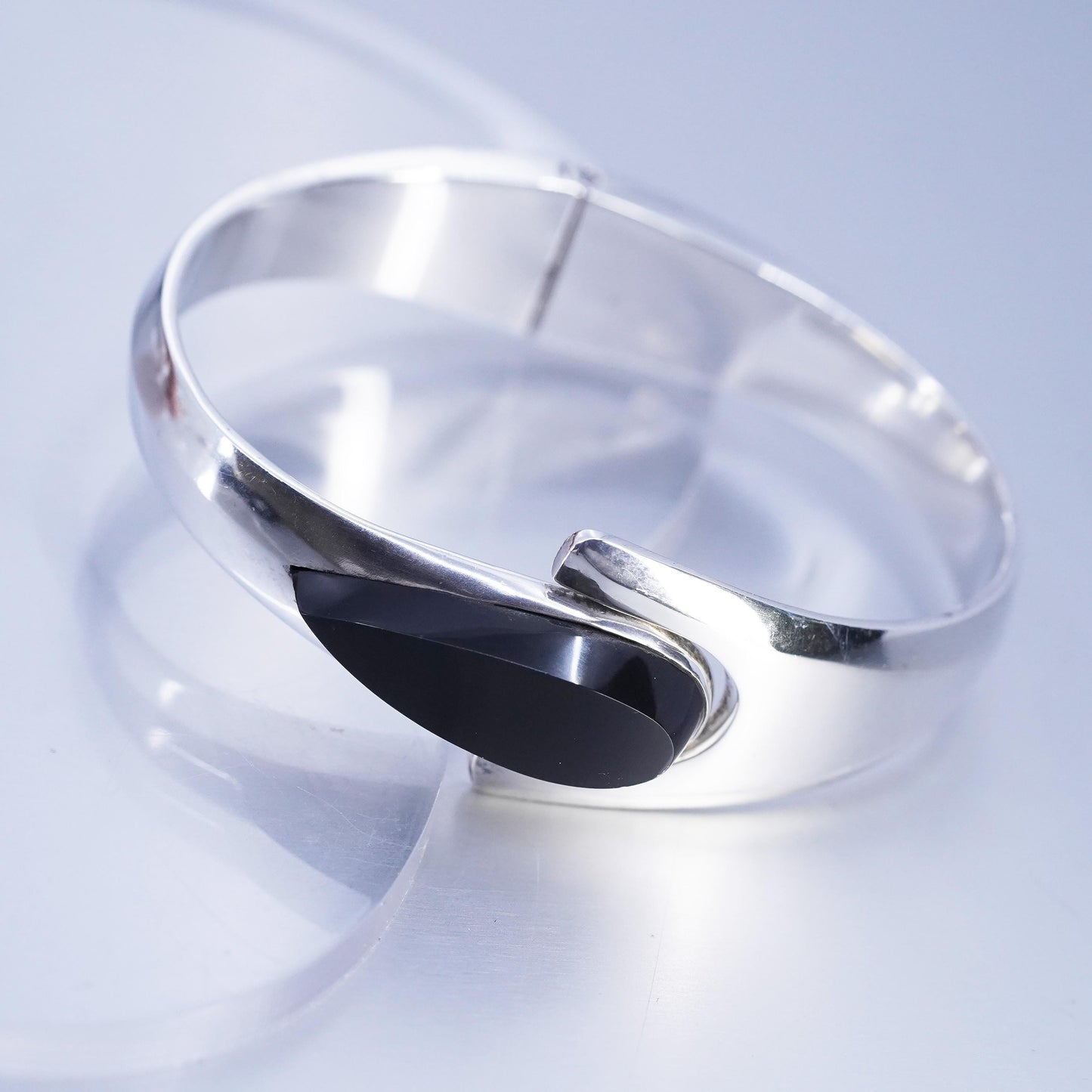6.75”, VTG Mexican Sterling 925 silver bracelet, hinged bangle teardrop onyx