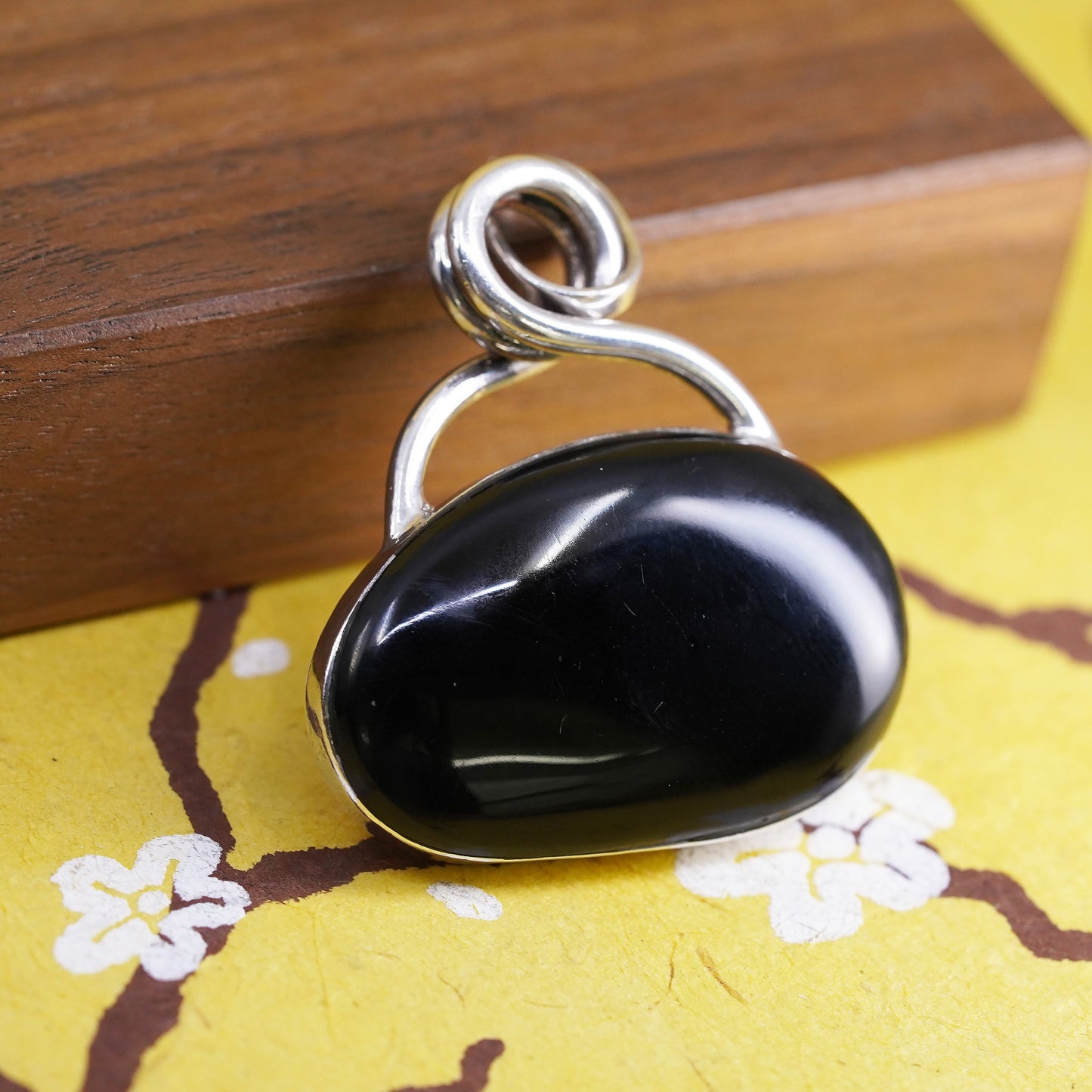Vintage Mexican Sterling 925 silver handmade pendant with bean shaped onyx