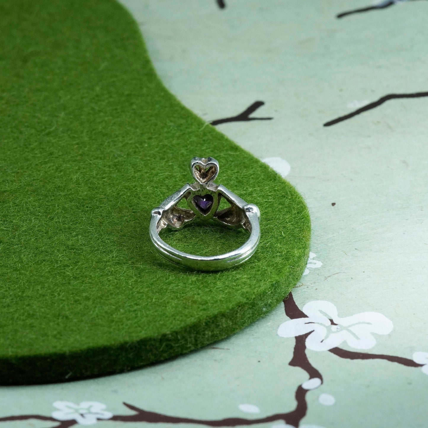 Size 4.75, Vintage sterling 925 silver claddagh ring, holding amethyst heart