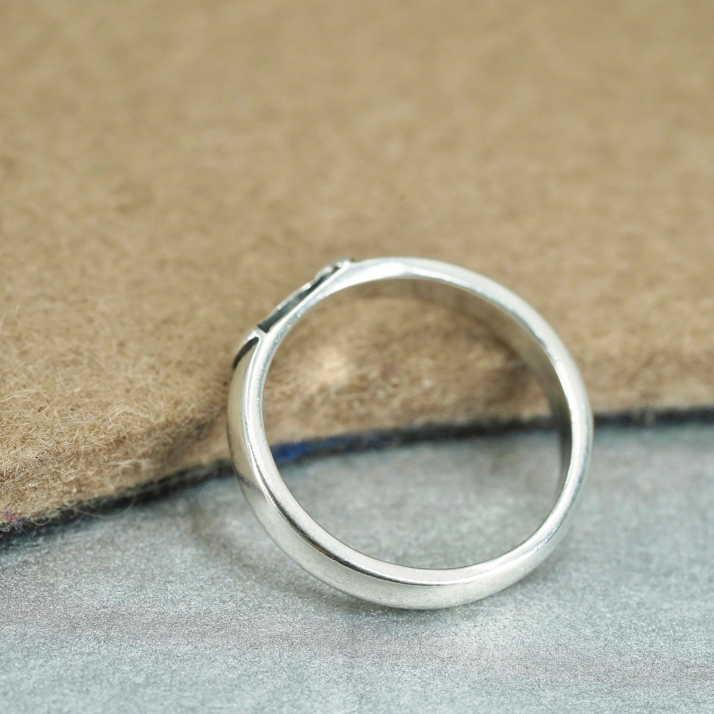 Size 8, vintage southwestern Sterling 925 silver wedding ring, band