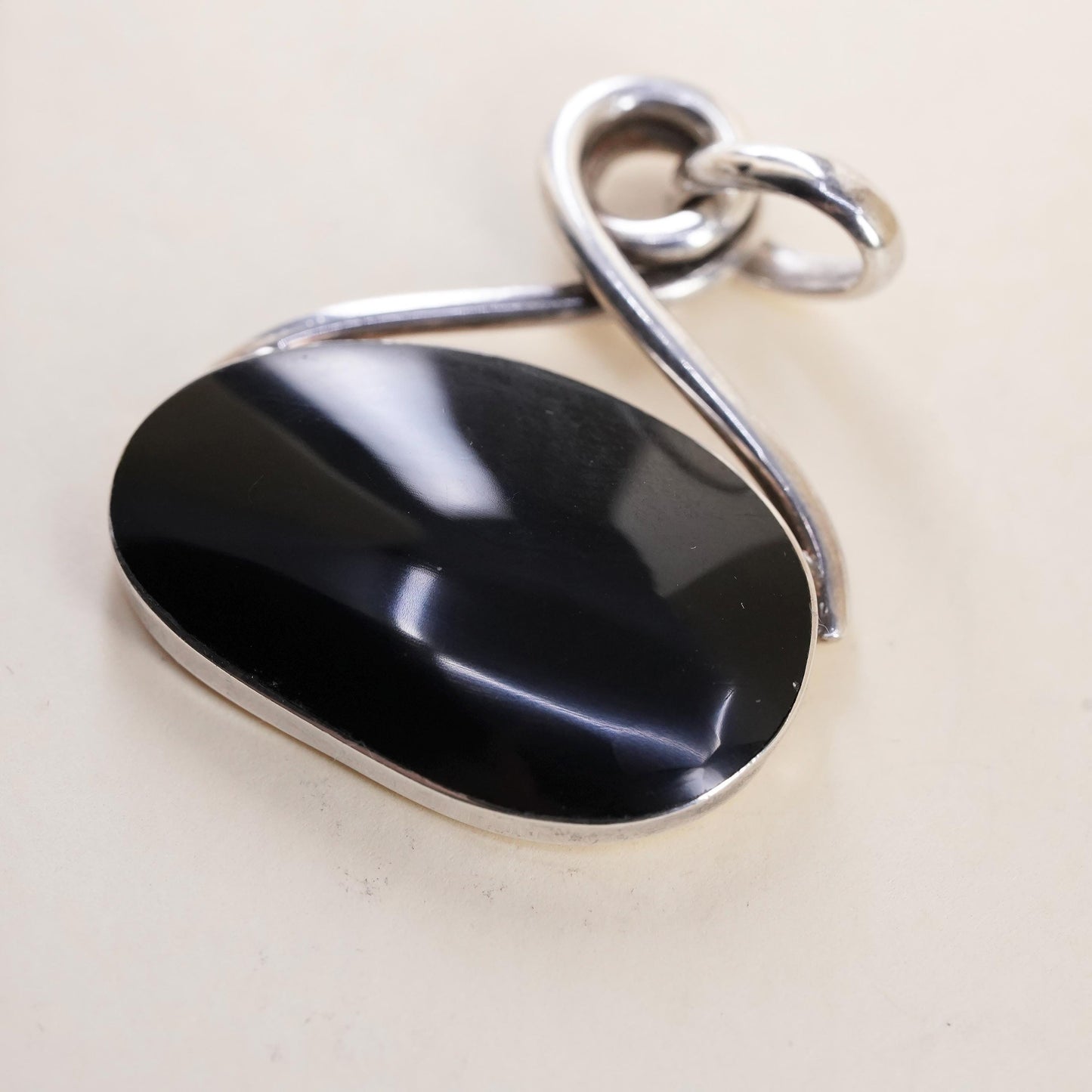 Vintage Mexican Sterling 925 silver handmade pendant with bean onyx inlay