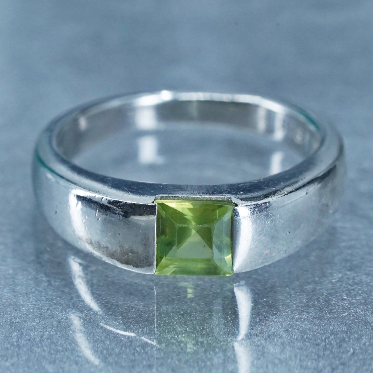 Size 6, vintage Sterling 925 silver handmade stackable band ring with peridot