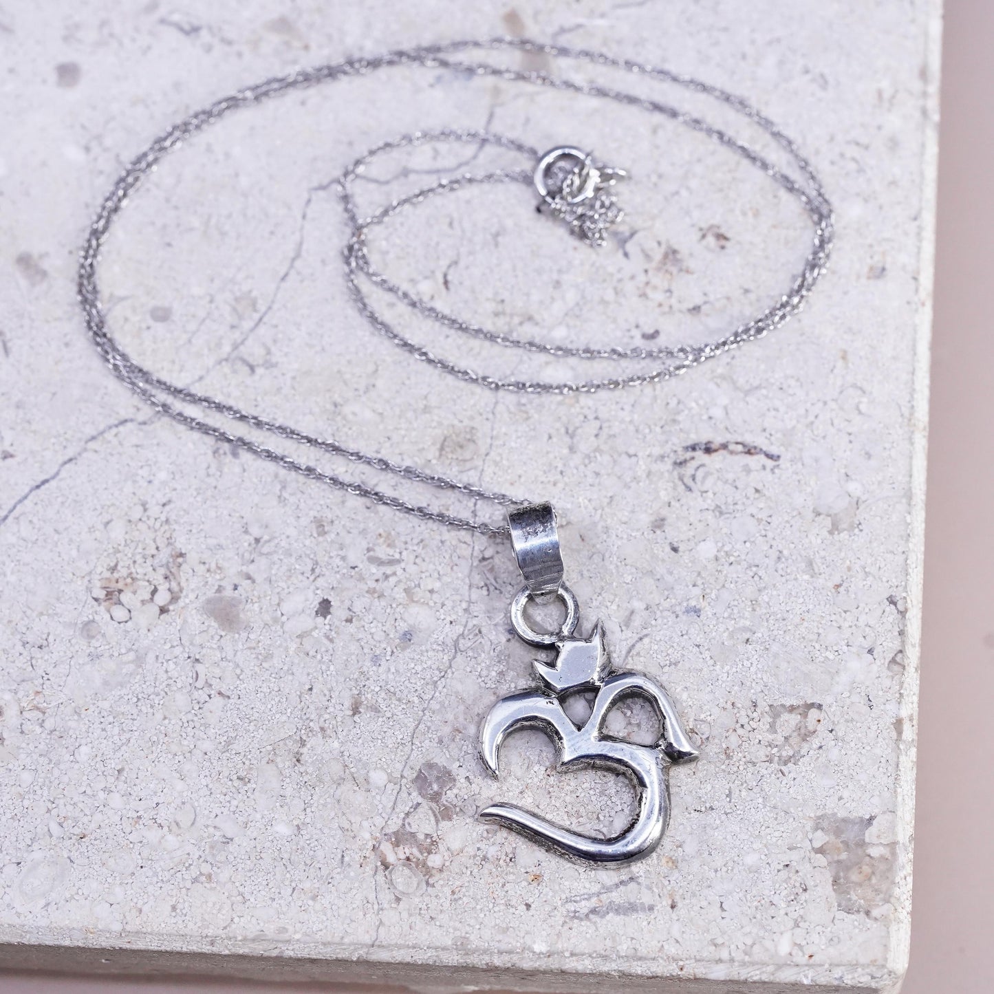 18”, Vintage sterling 925 silver Singapore chain necklace Om Aum symbol pendant