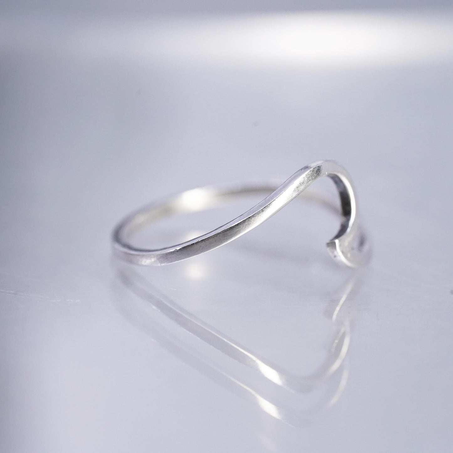 Size 7.75, vintage southwestern Sterling 925 silver thin ring, wavy wave band