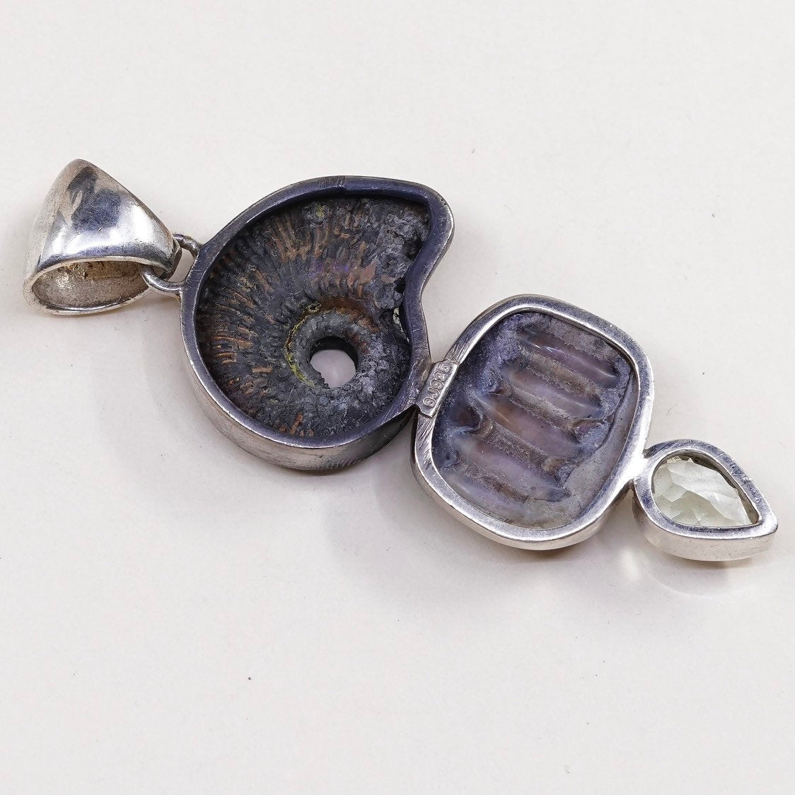 VTG Sterling silver handmade pendant, 925 frame w/ brass fossil shell N peridot