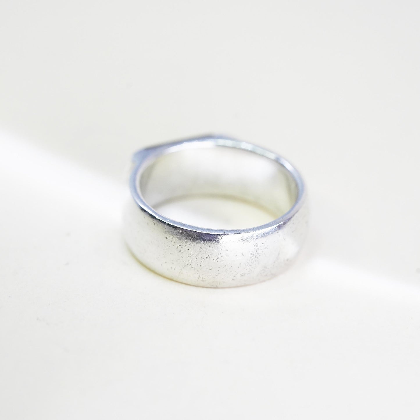 Size 8, VTG SAMUEL B. 925 sterling silver band ring mother of pearl inlay beads