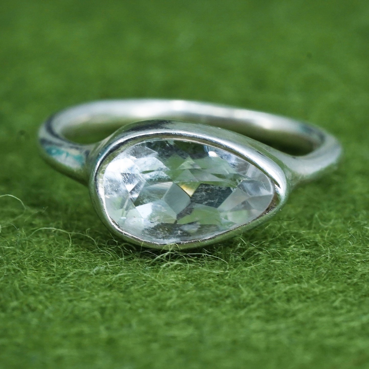 Size 5, Vintage Sterling 925 silver fashionable ring with teardrop crystal