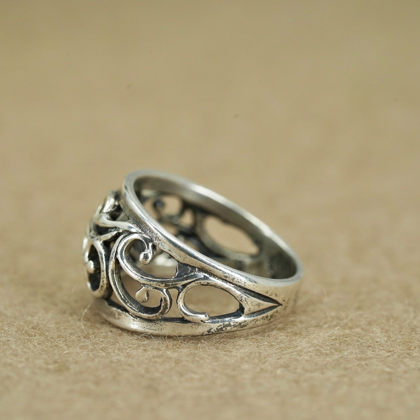 Size 5.75, vintage southwestern Sterling 925 silver ring, beads vines band