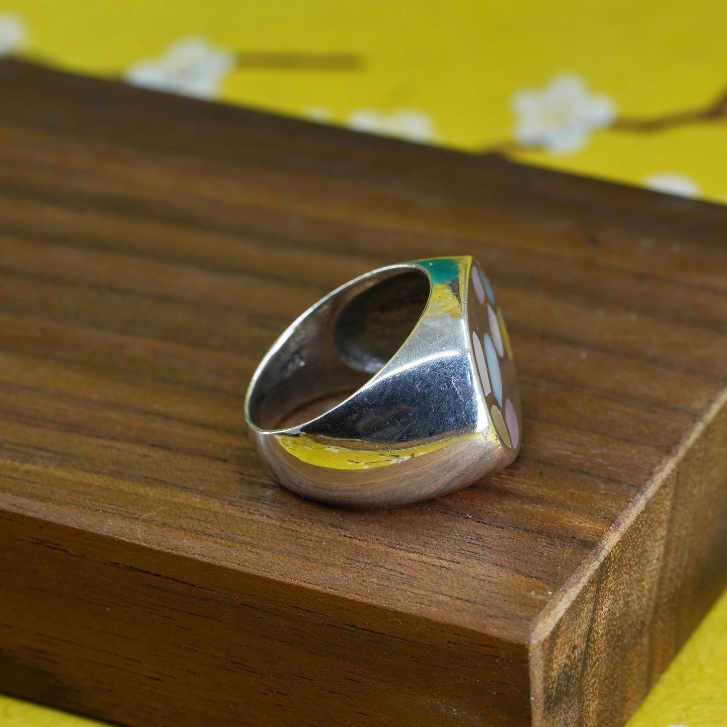 Size 8, Sterling silver ring, southwestern style, 925 band with mother of pearl