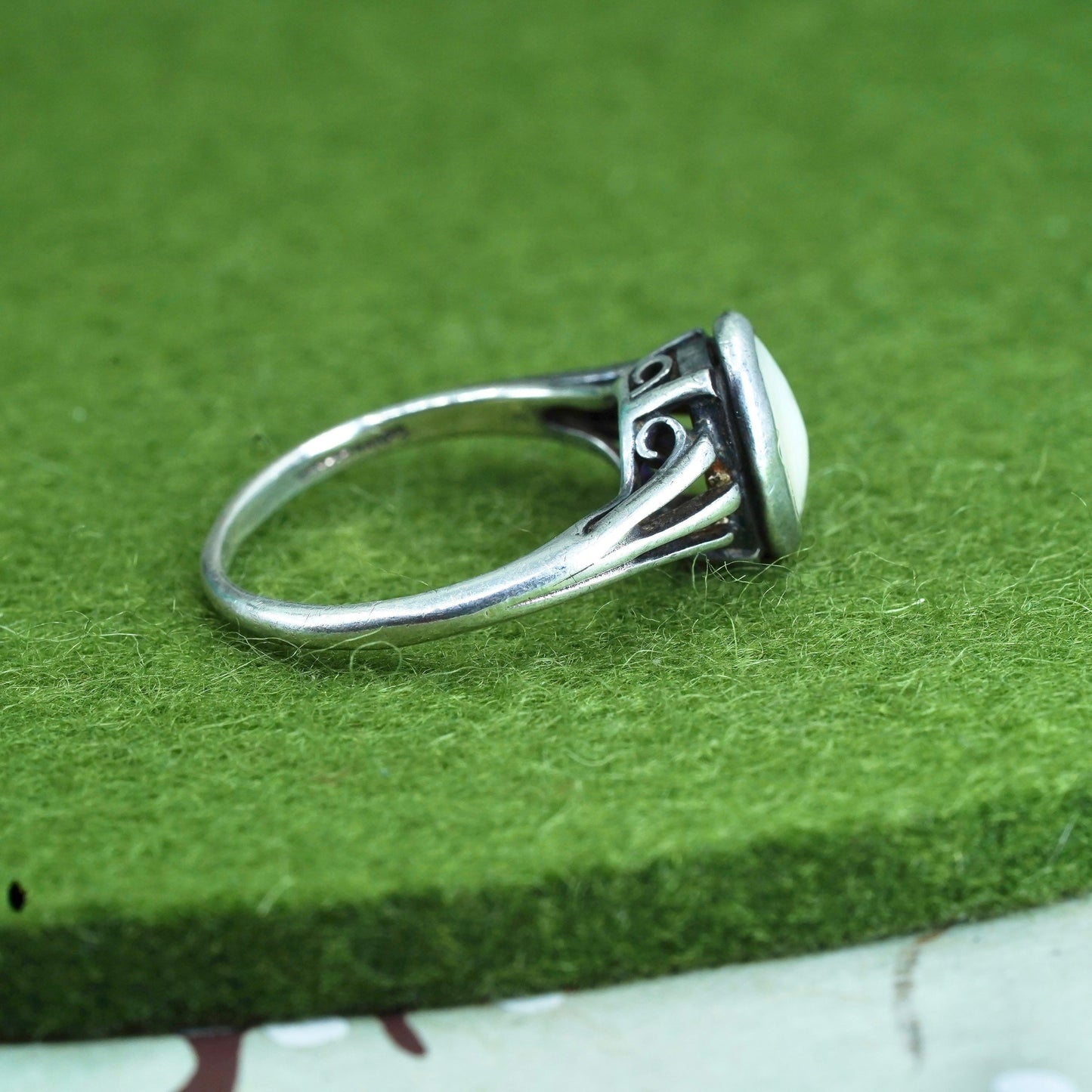 Size 7, Vintage sterling 925 silver handmade ring with mother of pearl inlay