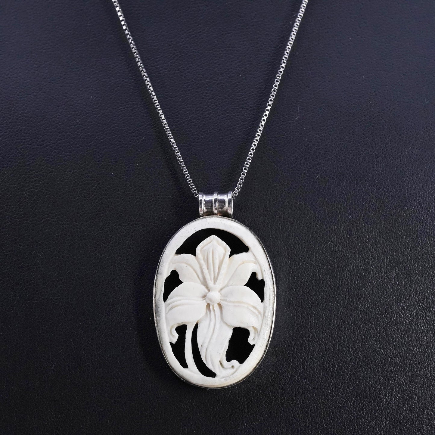 18”, Sterling silver 925 box chain necklace with carved lily flower pendant