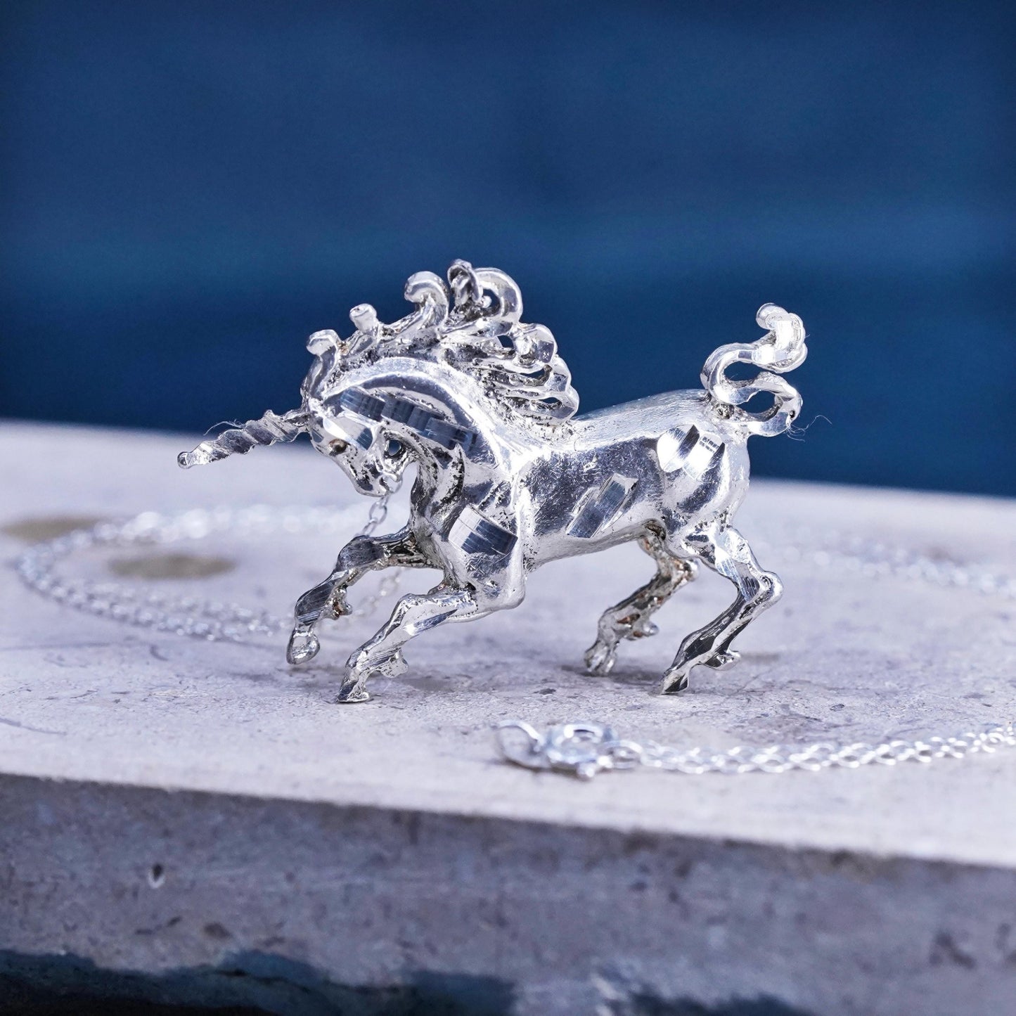7.7g, RARE 18K white gold detailed unicorn pendant sterling silver Necklace