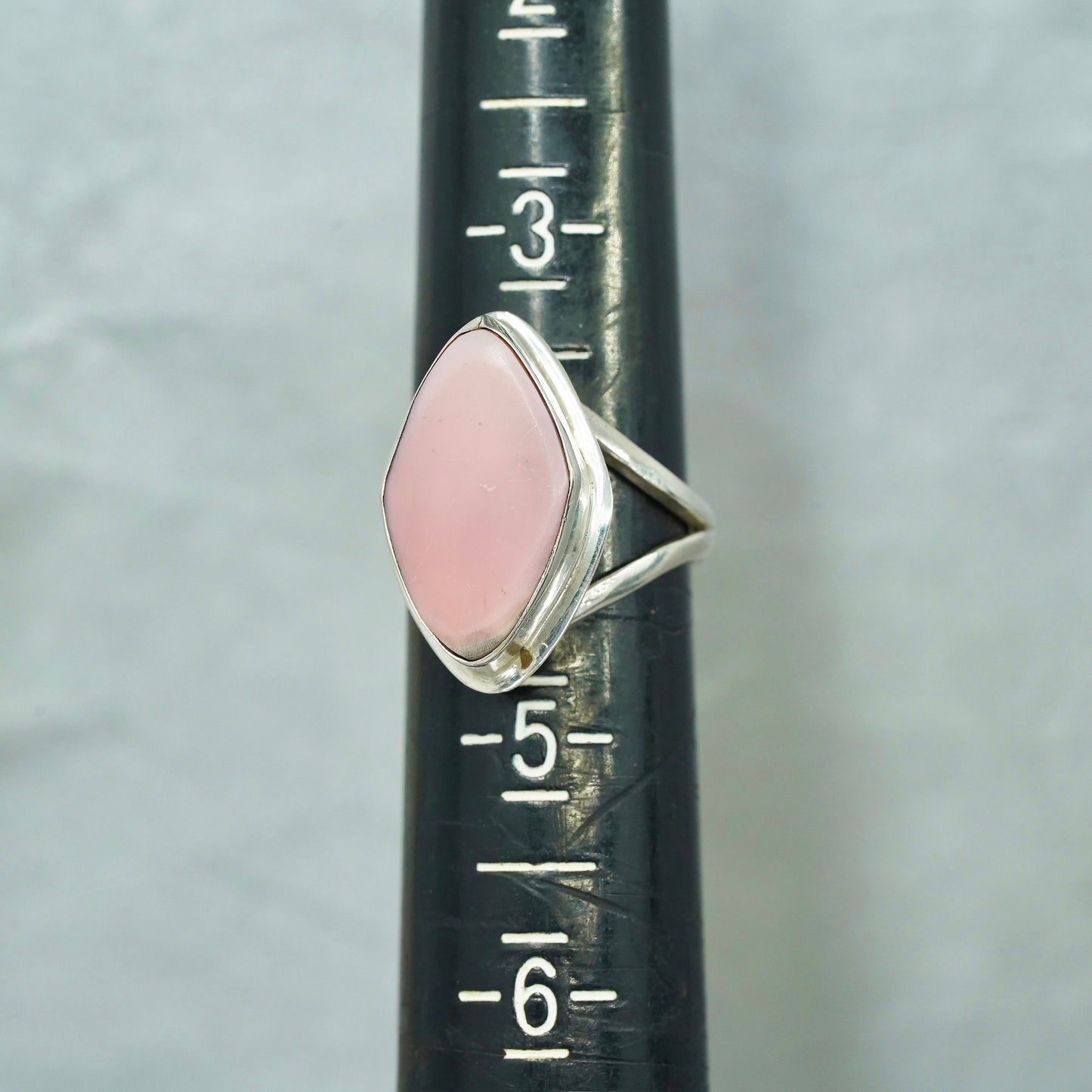 Size 4, vintage Sterling 925 silver statement band ring with circle pink shell
